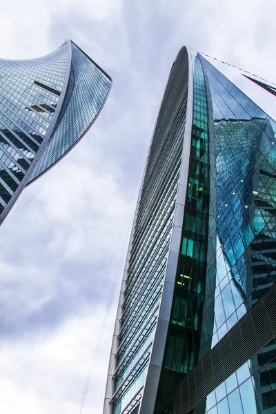 Moskova, Rusya, 3 Temmuz 2018. Kentsel görünümü. Gökdelenler Moscow city bulutlu gökyüzü arka planı