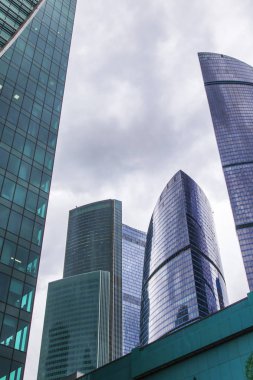 Moskova, Rusya, 3 Temmuz 2018. Kentsel görünümü. Gökdelenler Moscow city bulutlu gökyüzü arka planı