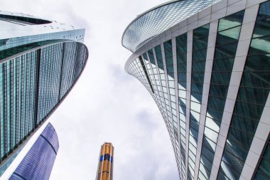 Moskova, Rusya, 3 Temmuz 2018. Kentsel görünümü. Gökdelenler Moscow city bulutlu gökyüzü arka planı