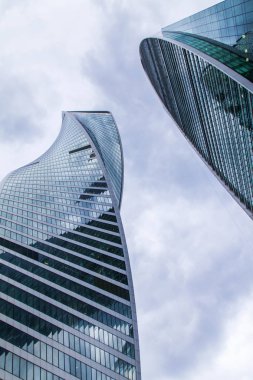 Moskova, Rusya, 3 Temmuz 2018. Kentsel görünümü. Gökdelenler Moscow city bulutlu gökyüzü arka planı