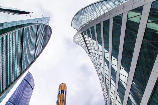 Moskova, Rusya, 3 Temmuz 2018. Kentsel görünümü. Gökdelenler Moscow city bulutlu gökyüzü arka planı