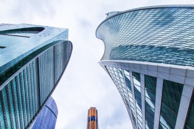 Moskova, Rusya, 3 Temmuz 2018. Kentsel görünümü. Gökdelenler Moscow city bulutlu gökyüzü arka planı