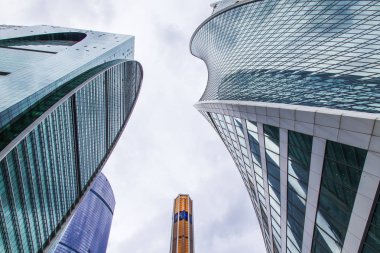 Moskova, Rusya, 3 Temmuz 2018. Kentsel görünümü. Gökdelenler Moscow city bulutlu gökyüzü arka planı