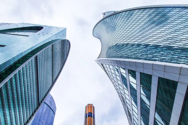 Moskova, Rusya, 3 Temmuz 2018. Kentsel görünümü. Gökdelenler Moscow city bulutlu gökyüzü arka planı