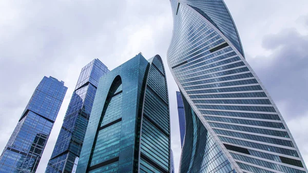 Moskova, Rusya, 3 Temmuz 2018. Kentsel görünümü. Gökdelenler Moscow city bulutlu gökyüzü arka planı