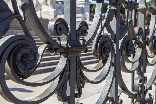 11 Mart 2017 tarihinde, Roma, İtalya. Güzel bir antik dekoratif ızgara üzerinde Venedik Meydanı