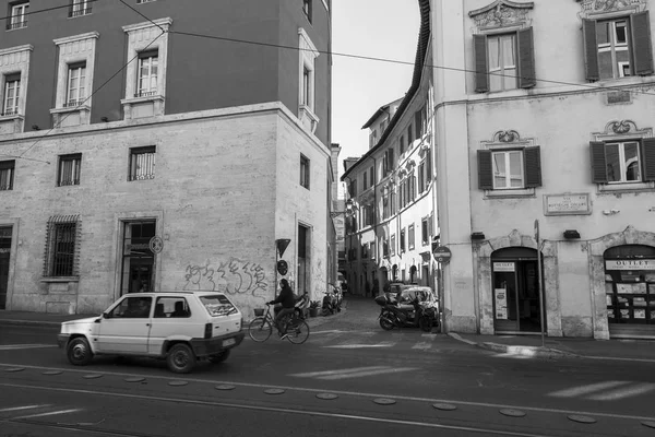 Rome Italië Maart 2017 Auto Worden Geparkeerd Mooie Straat Een — Stockfoto