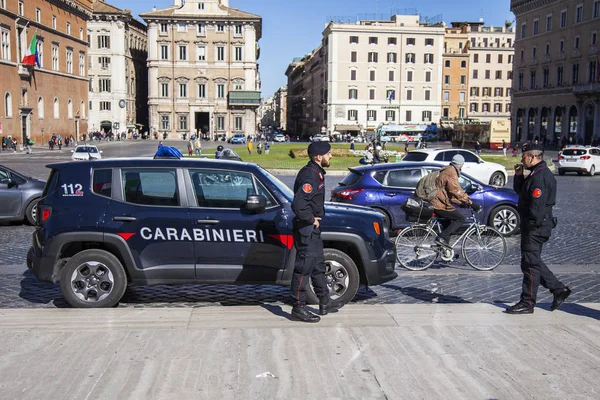Roma Italia Marzo 2017 Policías Patrullan Calle Una Parte Histórica — Foto de Stock