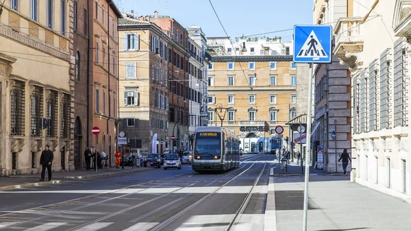 11 Mart 2017 tarihinde, Roma, İtalya. Tramvay şehrin tarihsel bir parçası güzel sokakta gider