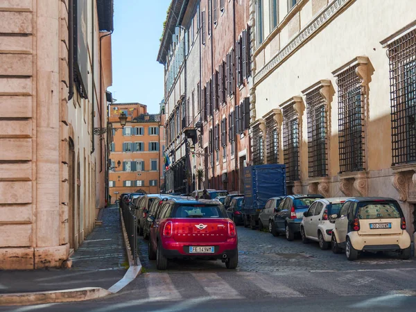 Rom Italien Mars 2017 Bilar Står Parkerade Den Vackra Gatan — Stockfoto