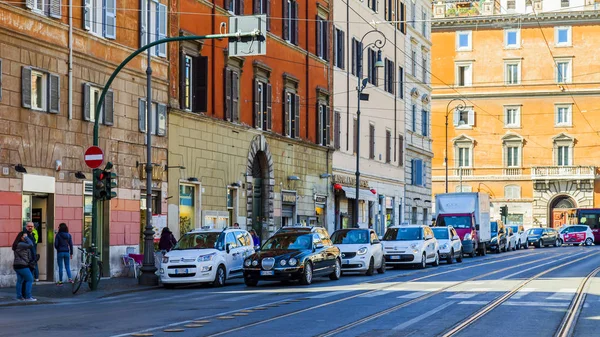 11 Mart 2017 tarihinde, Roma, İtalya. Şehrin tarihi bir parçası güzel sokakta arabalar gitmek