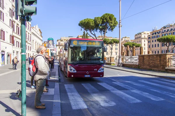 Рим Італія Березня 2017 Року Автобус Йде Красиві Вулиці Історичній — стокове фото