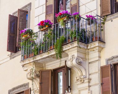 11 Mart 2017 tarihinde, Roma, İtalya. Eski bir tarihi kentin bina cephe. Pitoresk balkon doğal bitkiler ile süslüdür