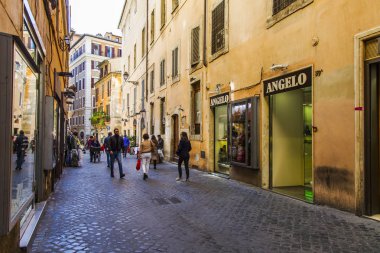 11 Mart 2017 tarihinde, Roma, İtalya. Şehrin tarihi kesiminde güzel cadde boyunca insanlar gider