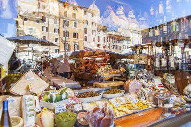 11 Mart 2017 tarihinde, Roma, İtalya. İştah açıcı İtalyan çiftçi ürünlerde bir gösteri pencere Shop şehrin tarihsel bir parçası. Navon karelik mimari kompleks cam yansıtılır