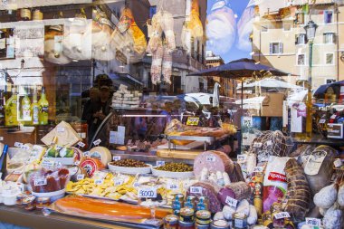 11 Mart 2017 tarihinde, Roma, İtalya. İştah açıcı İtalyan çiftçi ürünlerde bir gösteri pencere Shop şehrin tarihsel bir parçası. Navon karelik mimari kompleks cam yansıtılır