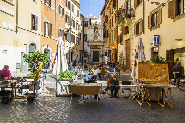 ローマ イタリア 2017 古代建築の背景にお土産に通りのディーラー — ストック写真