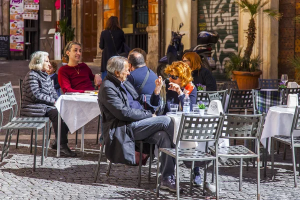 Mart 2017 Tarihinde Roma Talya Nsanlar Yemek Bir Kafede Şehir — Stok fotoğraf