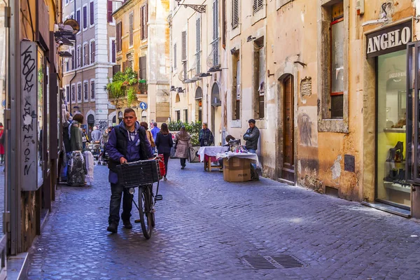 Rome Italie Mars 2017 Les Gens Longent Belle Rue Dans — Photo