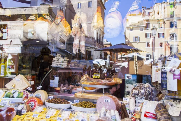 意大利 在2017年3月11日 开胃意大利农夫产品在一个展示窗口商店在城市的历史部分 Navon 广场建筑复合体在玻璃中的体现 — 图库照片