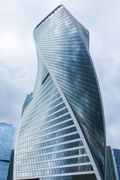 Moskova, Rusya, 3 Temmuz 2018. Kentsel görünümü. Gökdelenler Moscow city bulutlu gökyüzü arka planı