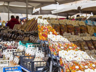 11 Mart 2017 tarihinde, Roma, İtalya. Çeşitli otantik İtalyan çiftçi biyolojik ürünler Campo Di Fiori Meydanı Çarşı sayaçlar üzerinde koyulur