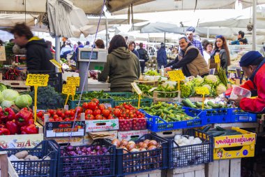11 Mart 2017 tarihinde, Roma, İtalya. Çeşitli sebze ve meyve Campo Di Fiori Meydanı Çarşı sayaçlar üzerinde koyulur