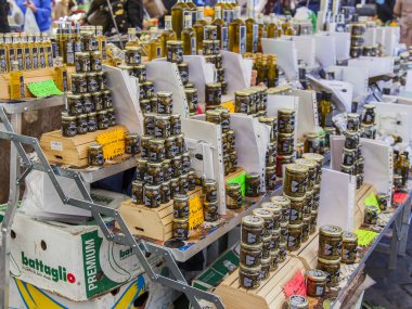 11 Mart 2017 tarihinde, Roma, İtalya. Çeşitli otantik İtalyan çiftçi biyolojik ürünler Campo Di Fiori Meydanı Çarşı sayaçlar üzerinde koyulur