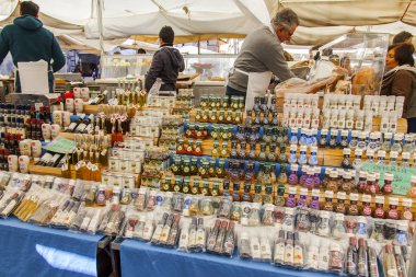 11 Mart 2017 tarihinde, Roma, İtalya. Çeşitli otantik İtalyan çiftçi biyolojik ürünler Campo Di Fiori Meydanı Çarşı sayaçlar üzerinde koyulur