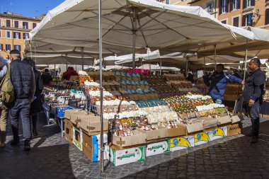 11 Mart 2017 tarihinde, Roma, İtalya. Çeşitli otantik İtalyan çiftçi biyolojik ürünler Campo Di Fiori Meydanı Çarşı sayaçlar üzerinde koyulur