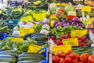 11 Mart 2017 tarihinde, Roma, İtalya. Çeşitli sebze ve meyve Campo Di Fiori Meydanı Çarşı sayaçlar üzerinde koyulur