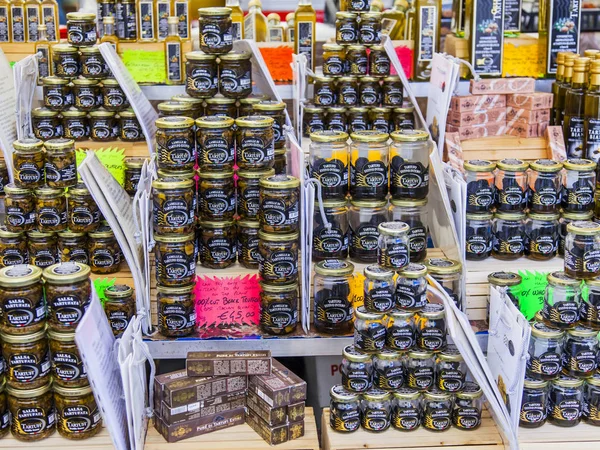 11 Mart 2017 tarihinde, Roma, İtalya. Çeşitli otantik İtalyan çiftçi biyolojik ürünler Campo Di Fiori Meydanı Çarşı sayaçlar üzerinde koyulur