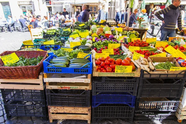 Rome Itália Março 2017 Vários Legumes Frutas São Colocados Balcões — Fotografia de Stock