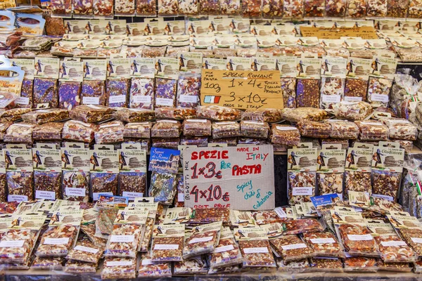 11 Mart 2017 tarihinde, Roma, İtalya. Çeşitli otantik İtalyan çiftçi biyolojik ürünler Campo Di Fiori Meydanı Çarşı sayaçlar üzerinde koyulur