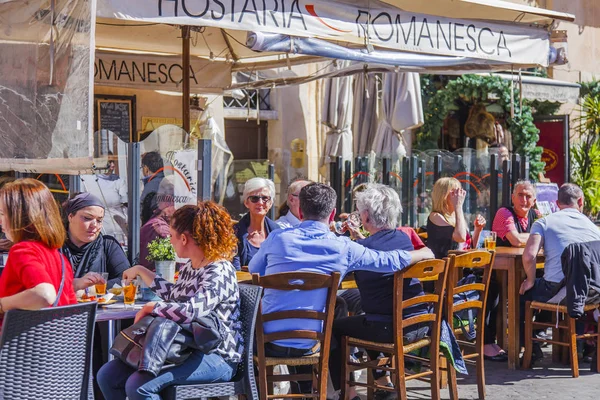 11 Mart 2017 tarihinde, Roma, İtalya. İnsanlar yemek ve bir kafede şehir şehir merkezinde sokak üzerinde dinlen