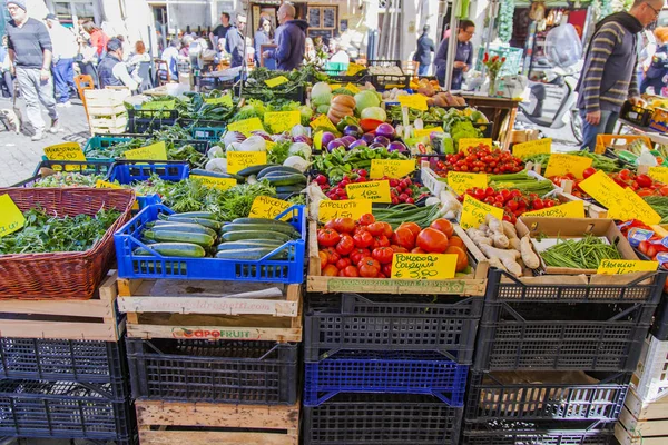 Rome Itália Março 2017 Vários Legumes Frutas São Colocados Balcões — Fotografia de Stock