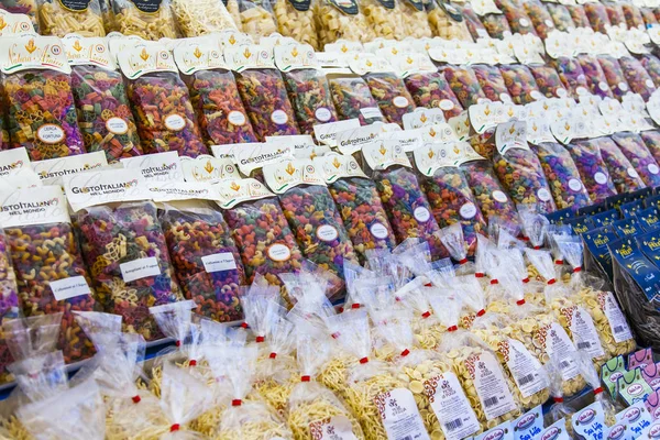 11 Mart 2017 tarihinde, Roma, İtalya. Çeşitli otantik İtalyan çiftçi biyolojik ürünler Campo Di Fiori Meydanı Çarşı sayaçlar üzerinde koyulur