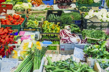 11 Mart 2017 tarihinde, Roma, İtalya. Çeşitli sebze ve meyve Campo Di Fiori Meydanı Çarşı sayaçlar üzerinde koyulur