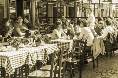 11 Mart 2017 tarihinde, Roma, İtalya. İnsanlar yemek ve bir kafede şehir şehir merkezinde sokak üzerinde dinlen