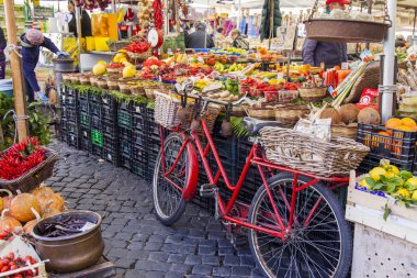 11 Mart 2017 tarihinde, Roma, İtalya. Çeşitli sebze ve meyve Campo Di Fiori Meydanı Çarşı sayaçlar üzerinde koyulur