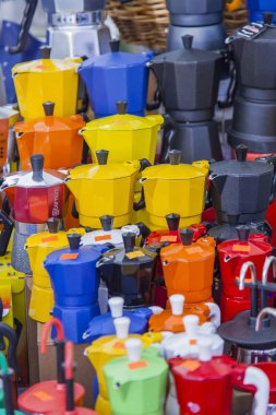 11 Mart 2017 tarihinde, Roma, İtalya. İtalya için tipik Campo Di Fiori Meydanı'nda bir market sayaçta çok renkli kahve makineleri