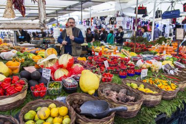11 Mart 2017 tarihinde, Roma, İtalya. Çeşitli sebze ve meyve Campo Di Fiori Meydanı Çarşı sayaçlar üzerinde koyulur