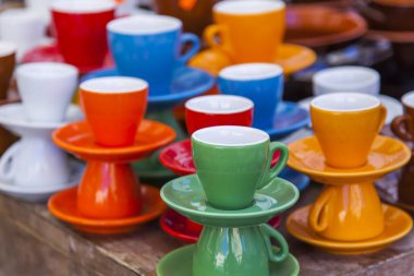 11 Mart 2017 tarihinde, Roma, İtalya. Bir sayaç üzerinde çok renkli seramik kahve fincan Dükkanı