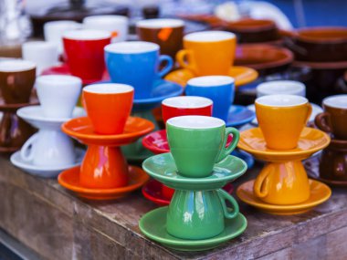 11 Mart 2017 tarihinde, Roma, İtalya. Bir sayaç üzerinde çok renkli seramik kahve fincan Dükkanı