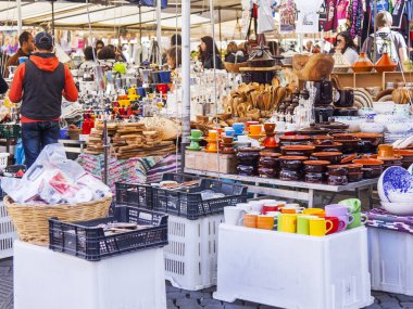 11 Mart 2017 tarihinde, Roma, İtalya. Campo Di Fiori Meydanı'nda bir market sayaçta çeşitli otantik İtalyan seramik