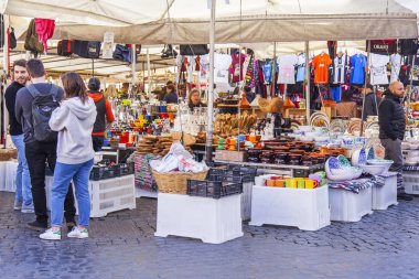 11 Mart 2017 tarihinde, Roma, İtalya. Campo Di Fiori Meydanı'nda bir market sayaçta çeşitli otantik İtalyan seramik