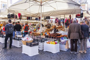 11 Mart 2017 tarihinde, Roma, İtalya. Campo Di Fiori Meydanı'nda bir market sayaçta çeşitli otantik İtalyan seramik