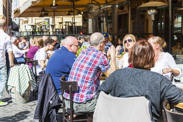 11 Mart 2017 tarihinde, Roma, İtalya. İnsanlar yemek ve bir kafede şehir şehir merkezinde sokak üzerinde dinlen