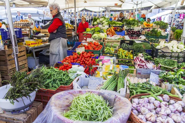 11 Mart 2017 tarihinde, Roma, İtalya. Çeşitli sebze ve meyve Campo Di Fiori Meydanı Çarşı sayaçlar üzerinde koyulur