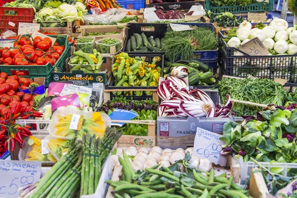 意大利 在2017年3月11日 在菲奥里广场的市场柜台上摆放着各种蔬菜和水果 — 图库照片
